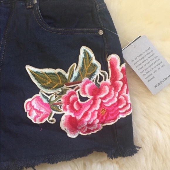 Missguided Embroidered High Rise Cutoff Shorts - Picture 5 of 8